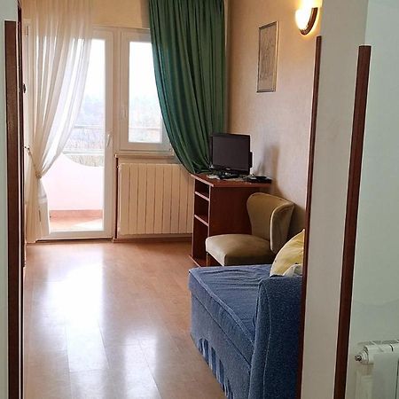 Apartments And Rooms Laura Пазин Экстерьер фото