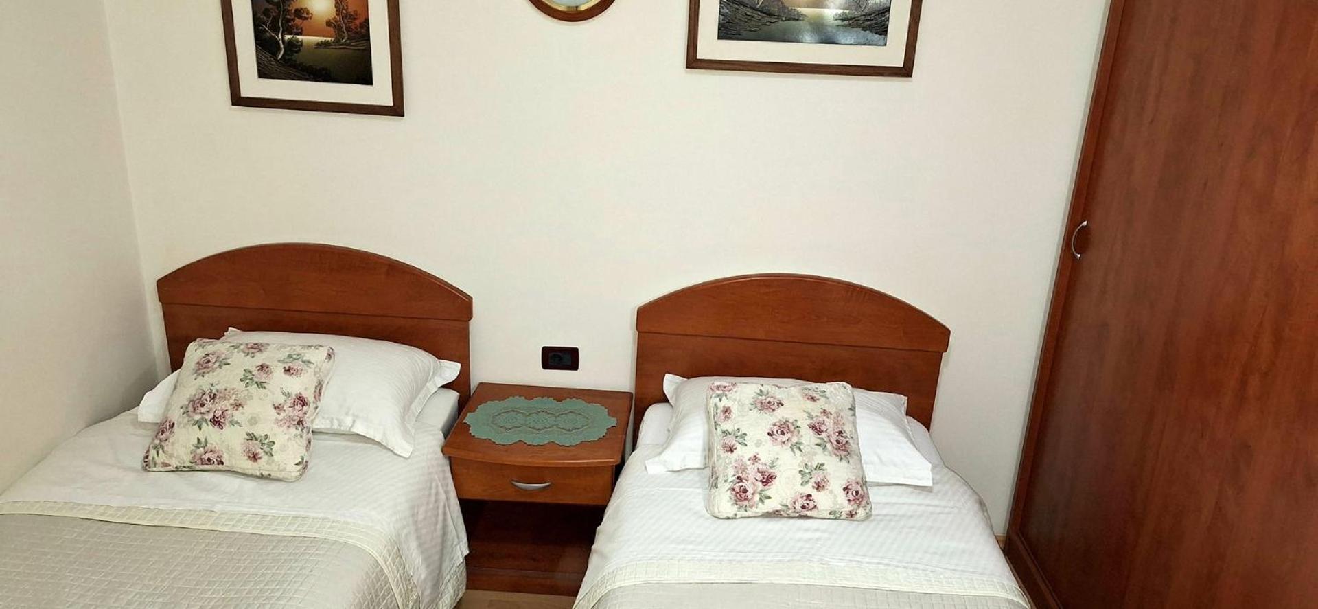 Apartments And Rooms Laura Пазин Экстерьер фото