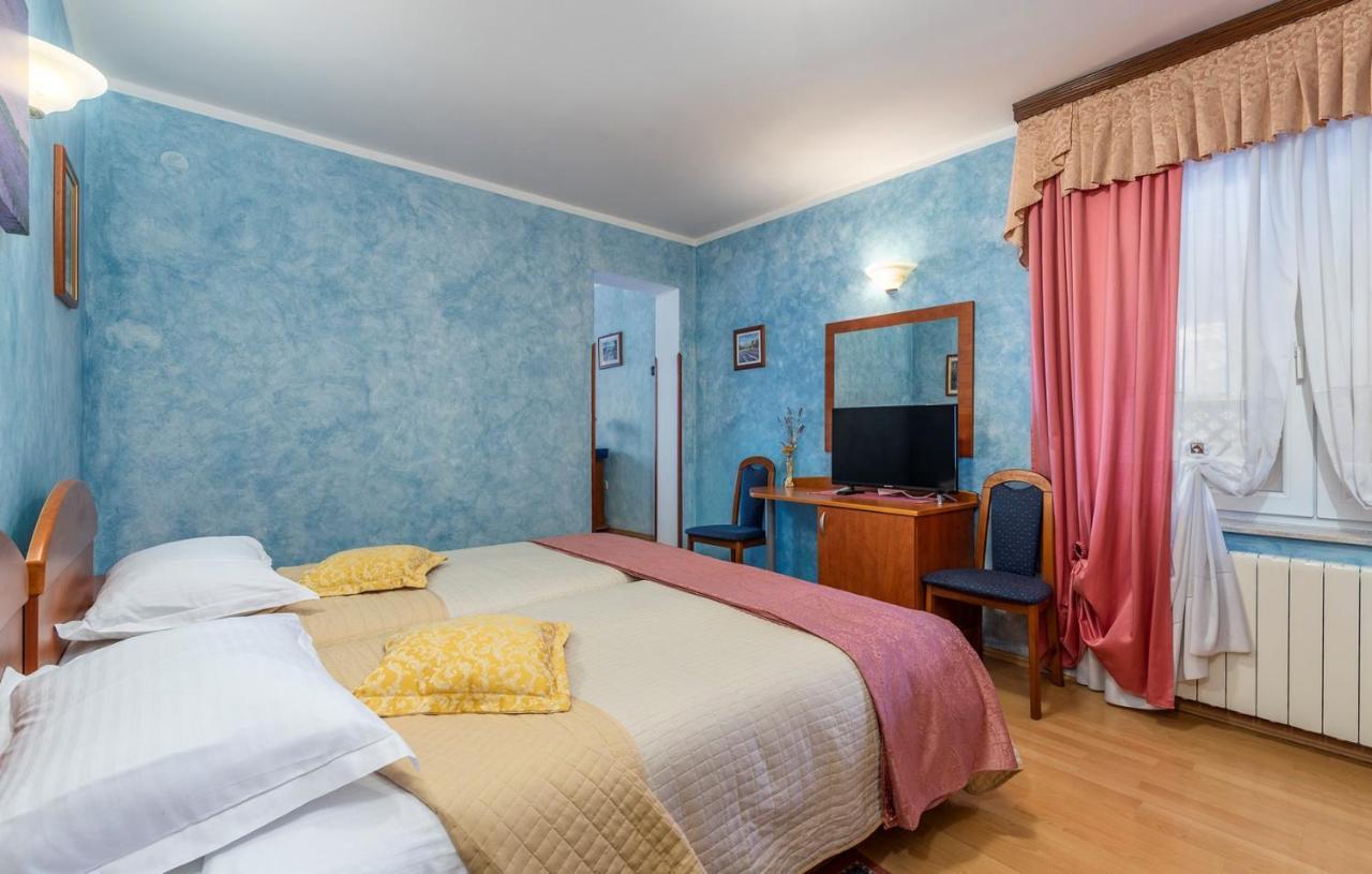 Apartments And Rooms Laura Пазин Экстерьер фото