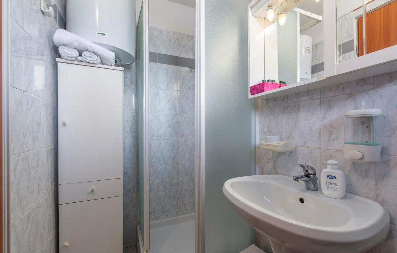 Apartments And Rooms Laura Пазин Экстерьер фото