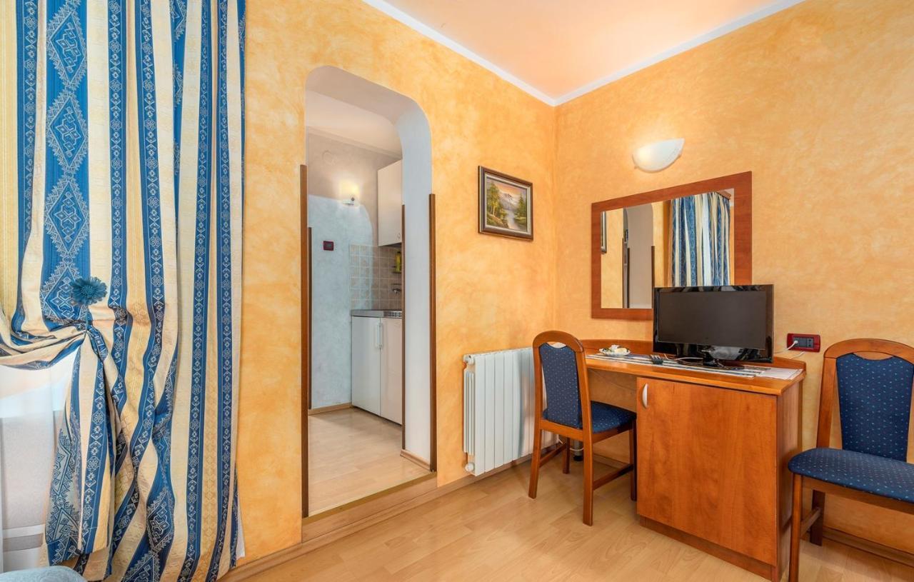 Apartments And Rooms Laura Пазин Экстерьер фото