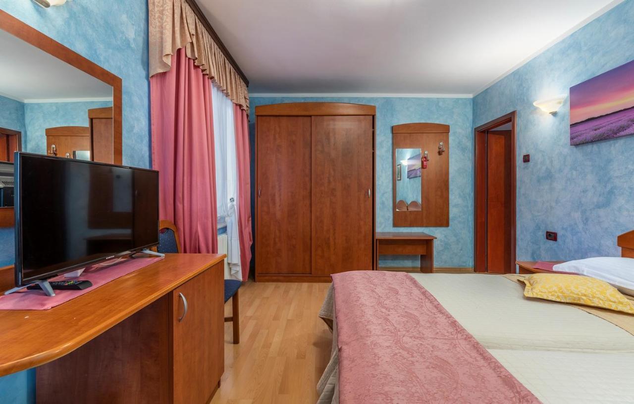 Apartments And Rooms Laura Пазин Экстерьер фото