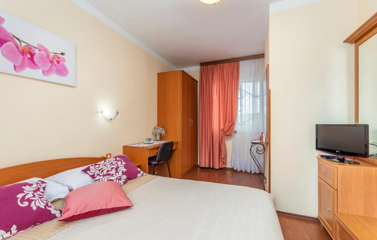 Apartments And Rooms Laura Пазин Экстерьер фото
