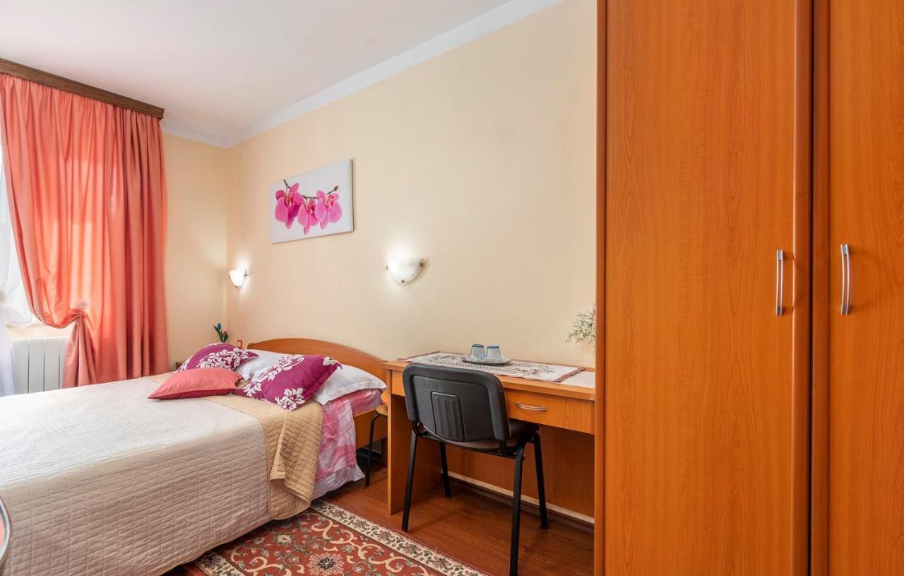 Apartments And Rooms Laura Пазин Экстерьер фото