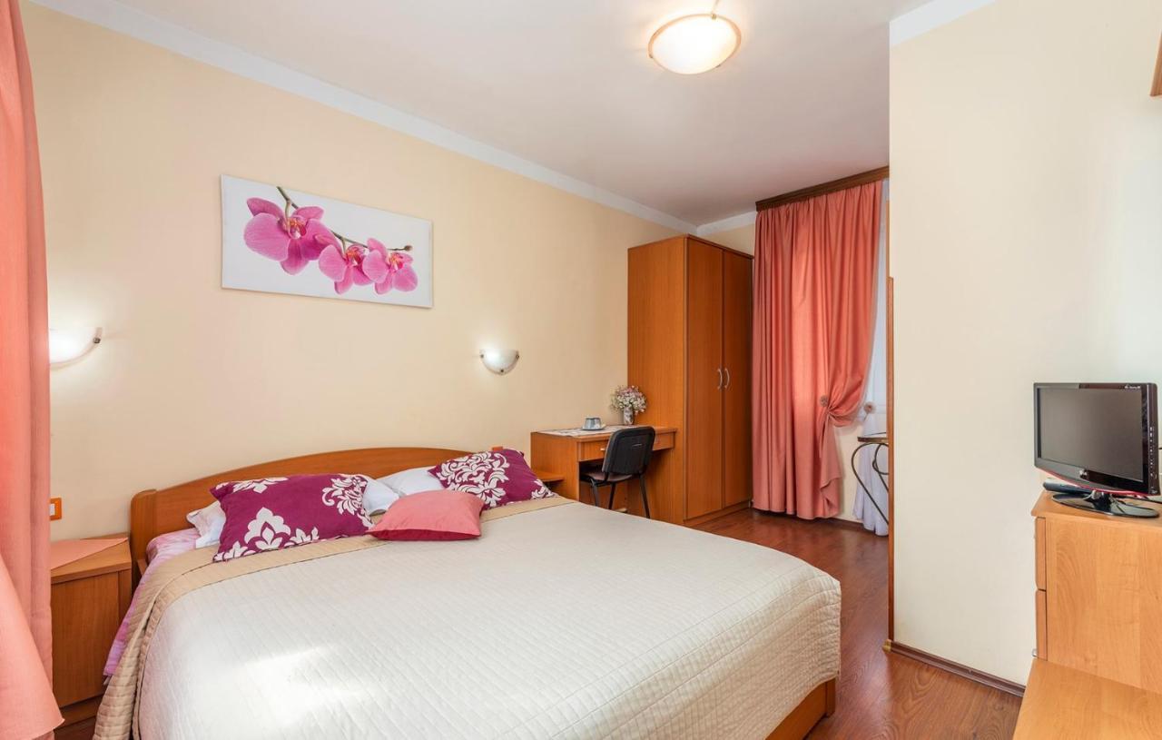 Apartments And Rooms Laura Пазин Экстерьер фото