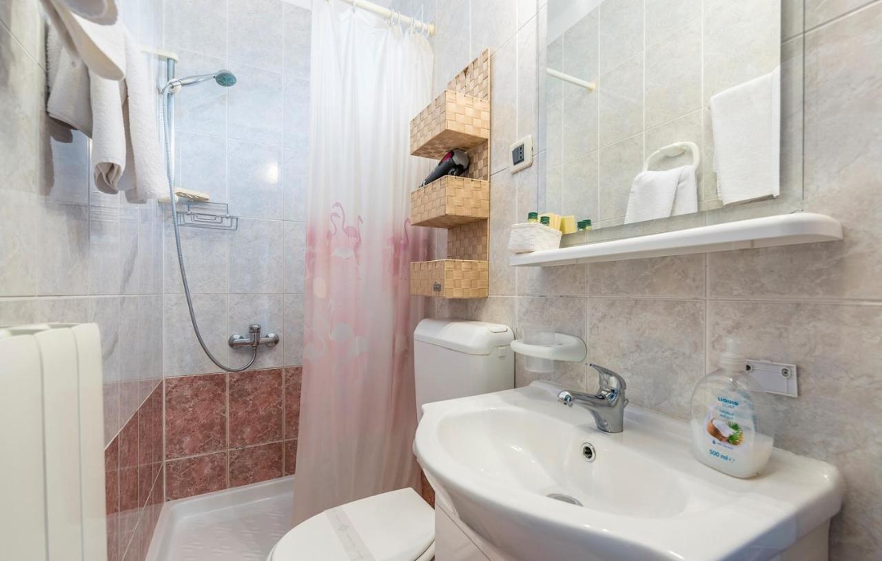 Apartments And Rooms Laura Пазин Экстерьер фото