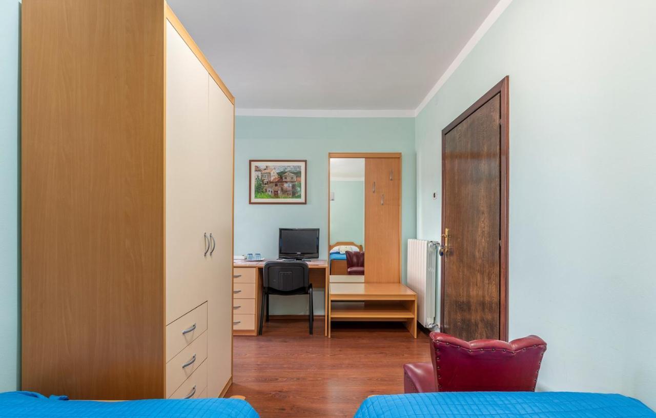 Apartments And Rooms Laura Пазин Экстерьер фото